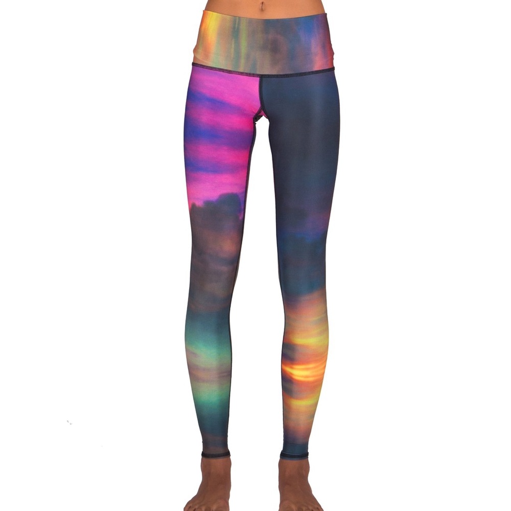 Teeki women’s cloud hot pants sunset pattern Sz M